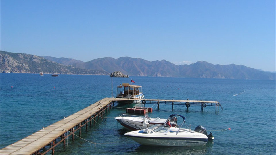 Amos - view along jetty into the bay