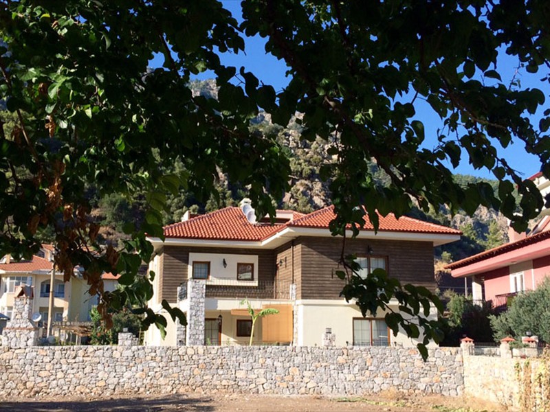 This house certainly has the wow factor: completed this year, opposite Village Bar
					