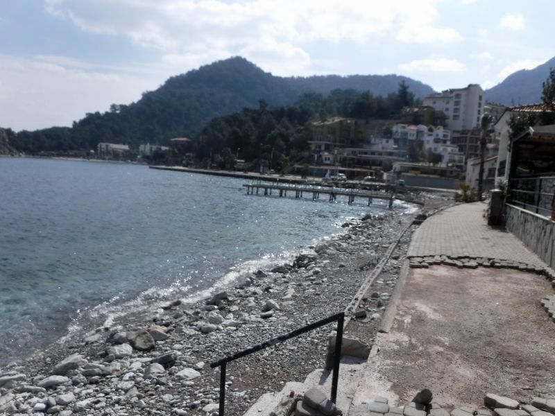 The remains of the beach in front of Zeybek hotel and Körfez restaurant ...
			