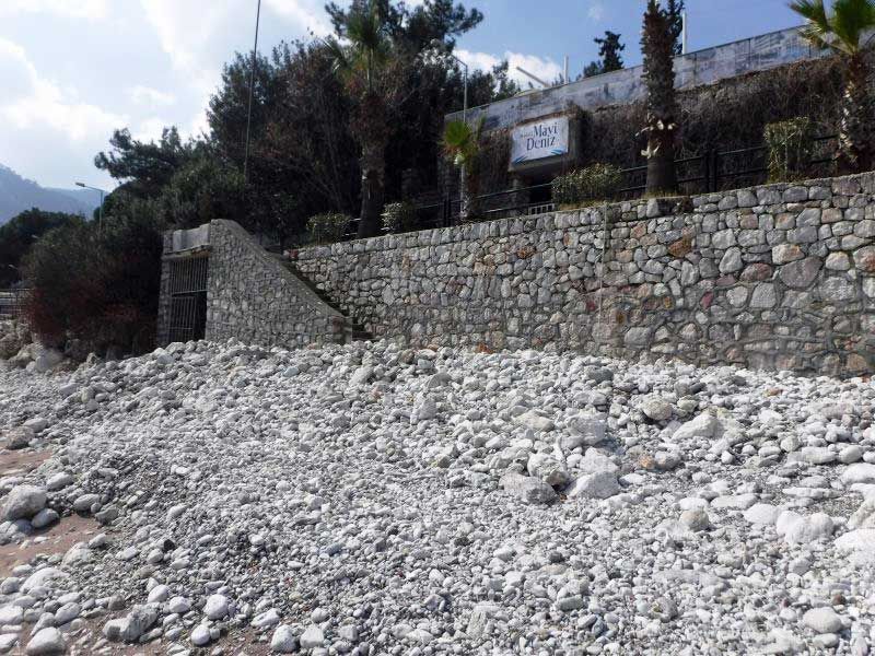 ... which also deposited a few tons of rocks in front of the Mavi Deniz Hotel
			