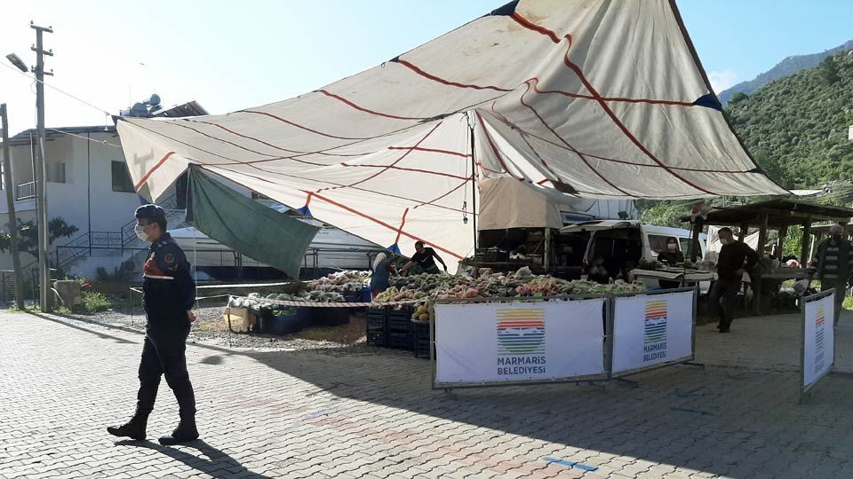 Jarndarma enforcing rules at the Monday market